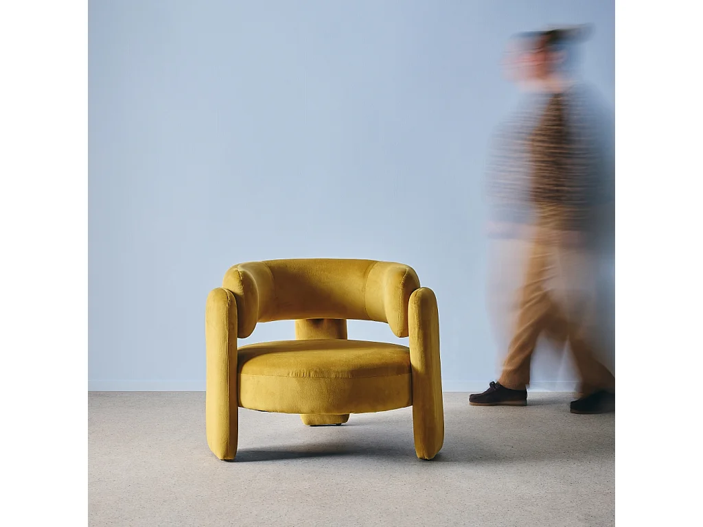 Sillón trípode en terciopelo mostaza