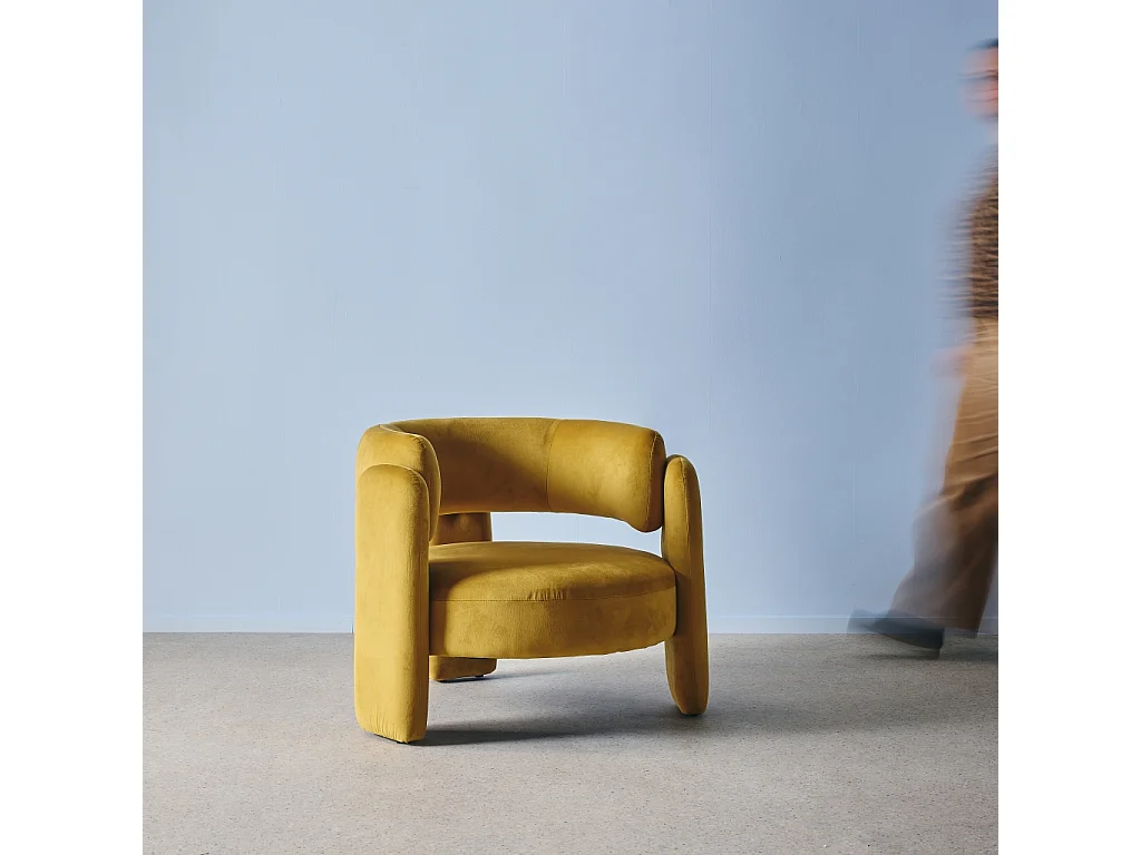 Sillón trípode en terciopelo mostaza