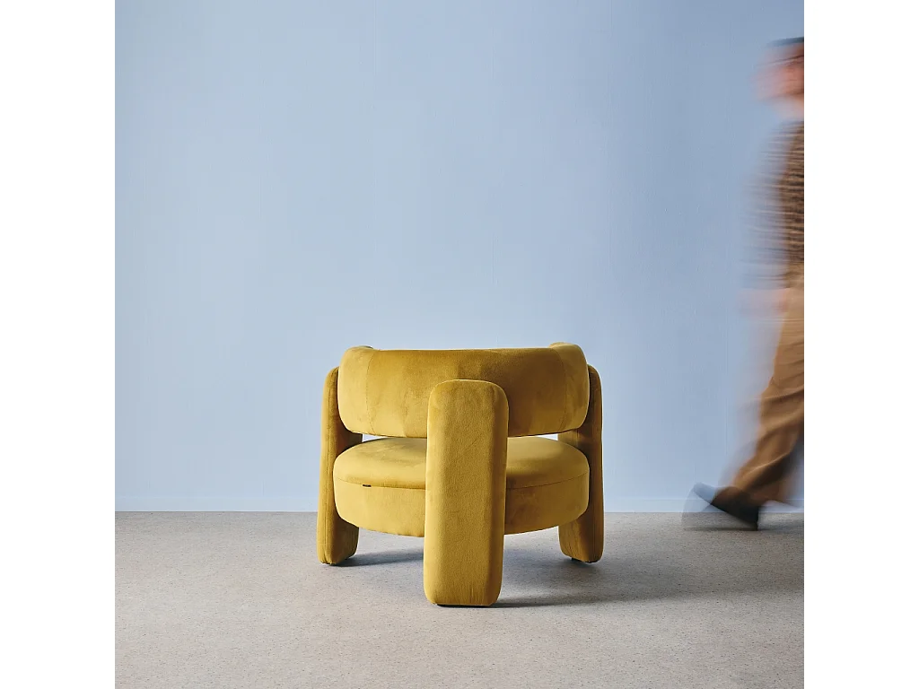 Sillón trípode en terciopelo mostaza