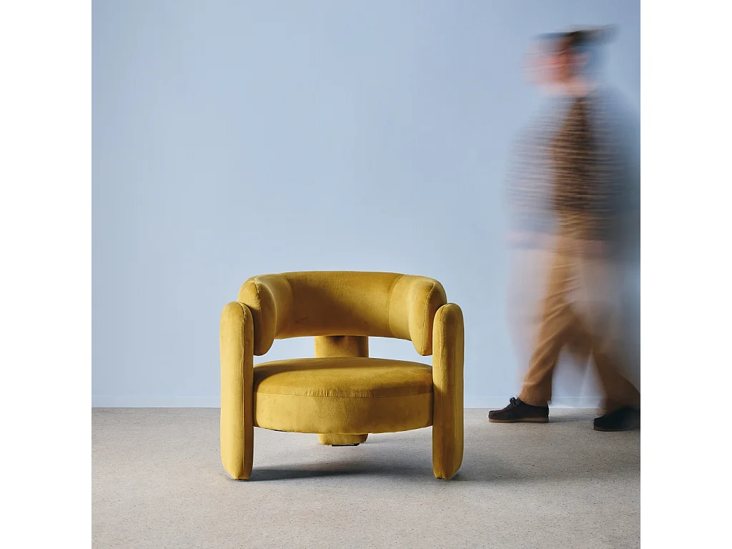 Fauteuil tripode en velours moutarde