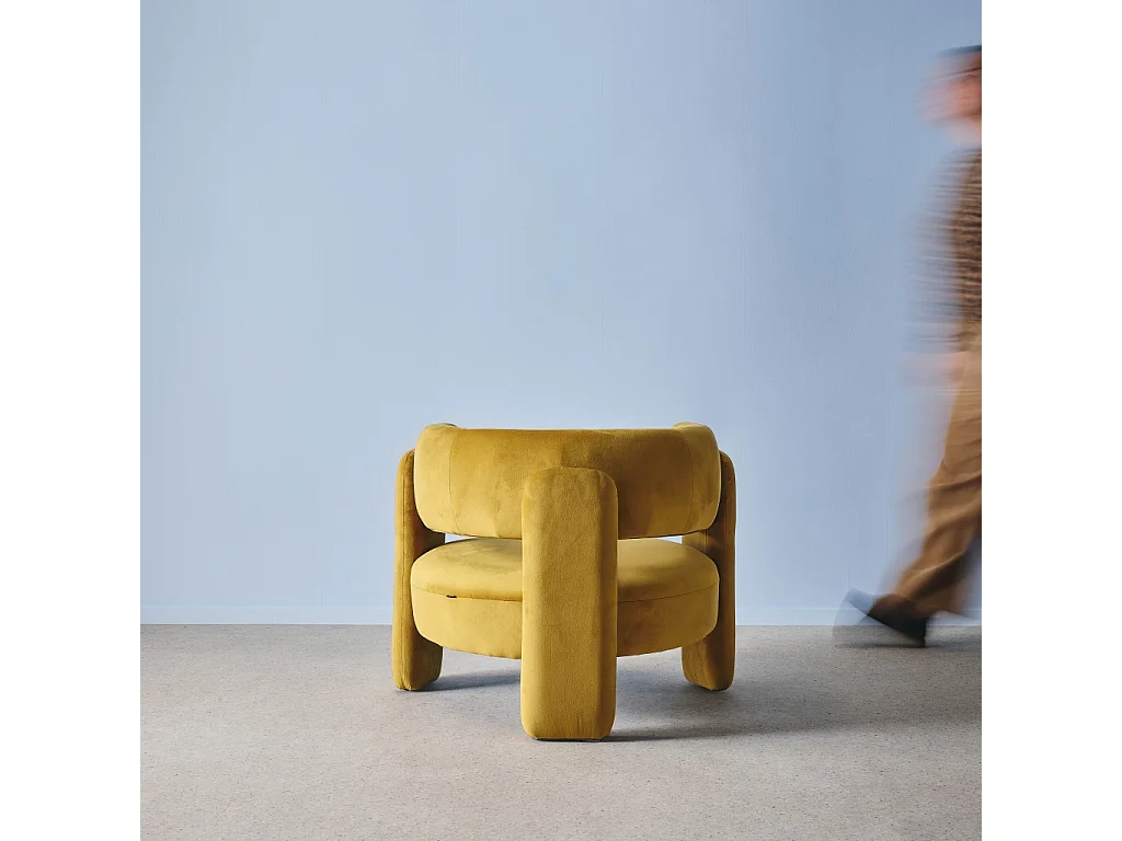 Fauteuil tripode en velours moutarde