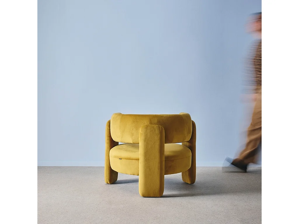 Fauteuil tripode en velours moutarde