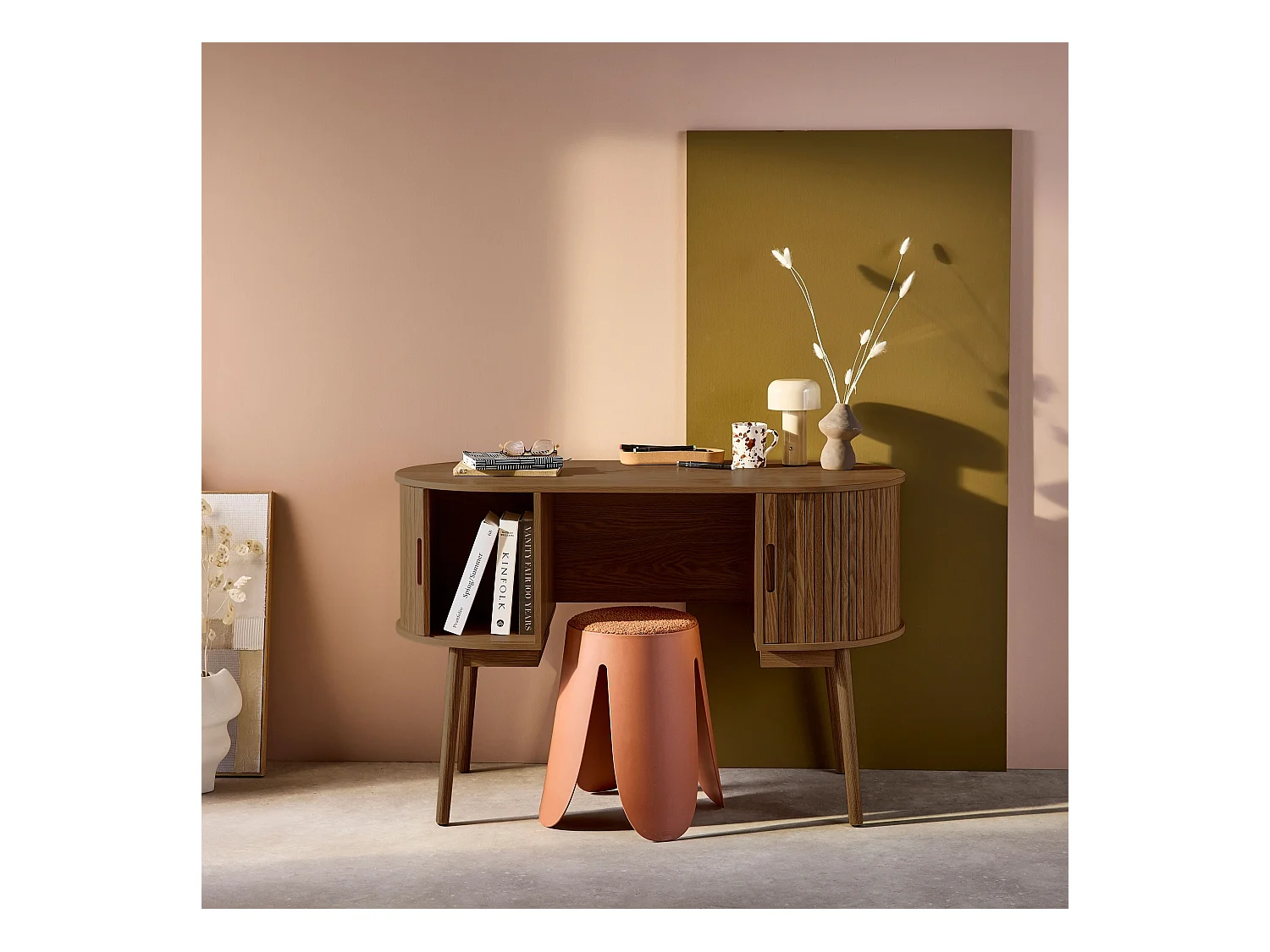 Scrivania ovale con effetto legno scanalato e due vani portaoggetti,