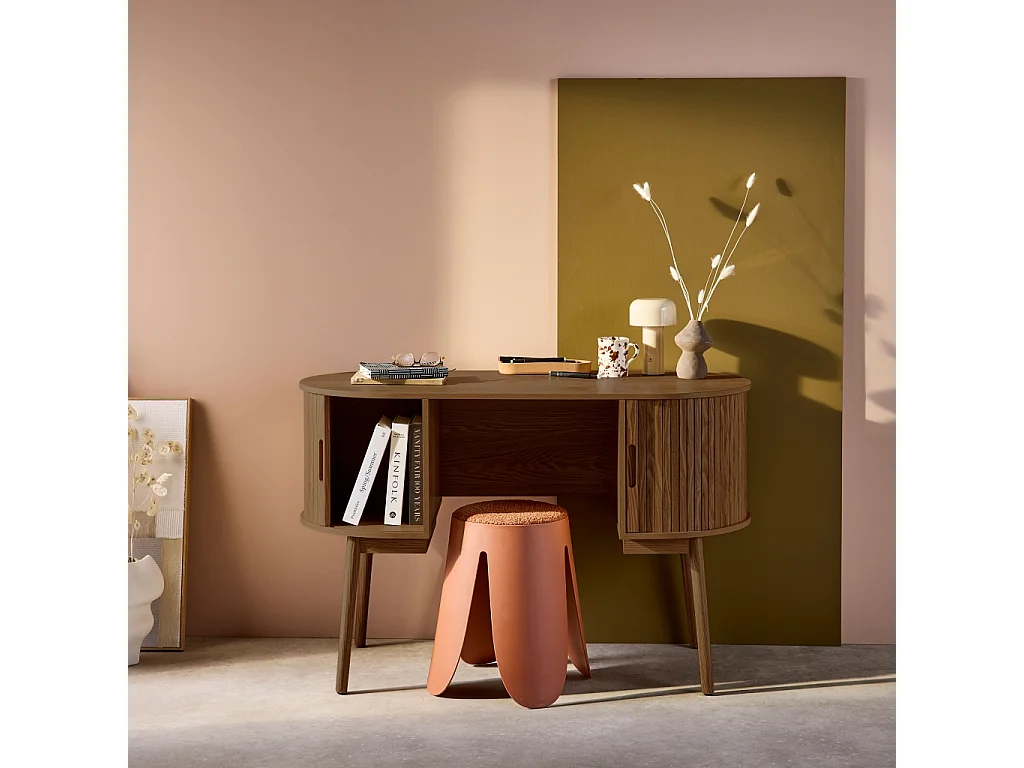 Bureau ovale décor bois rainuré avec deux espaces de rangement. L 120 x P 55 x H 77 cm