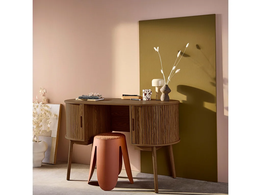 Bureau ovale décor bois rainuré avec deux espaces de rangement. L 120 x P 55 x H 77 cm
