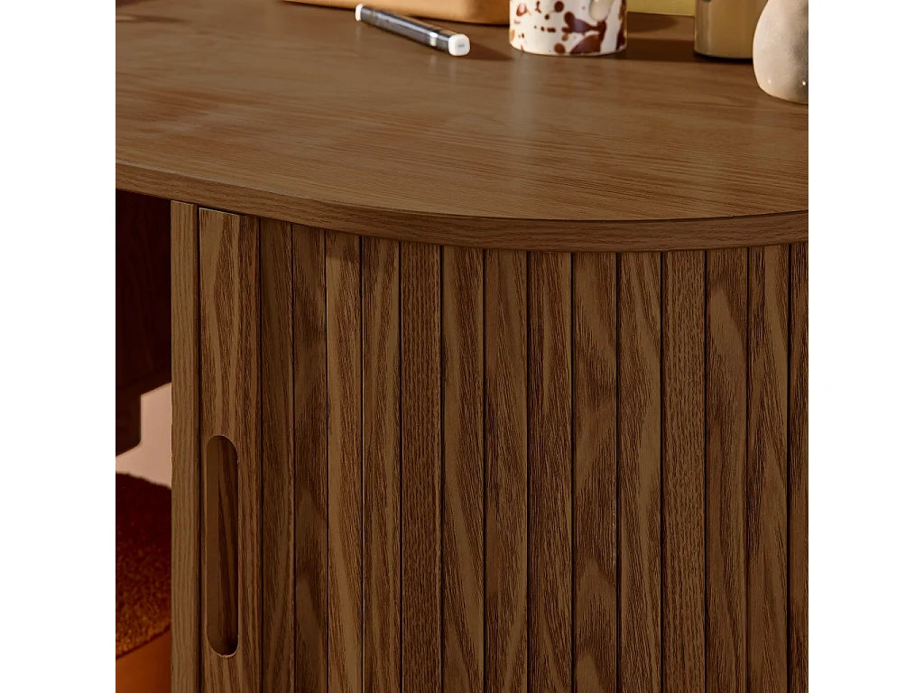 Bureau ovale décor bois rainuré avec deux espaces de rangement. L 120 x P 55 x H 77 cm