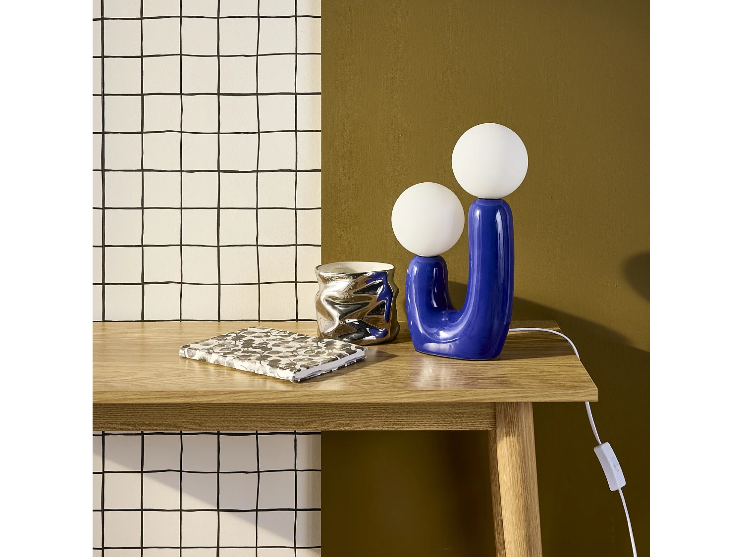 Lámpara de mesa orgánica de cerámica y vidrio azul