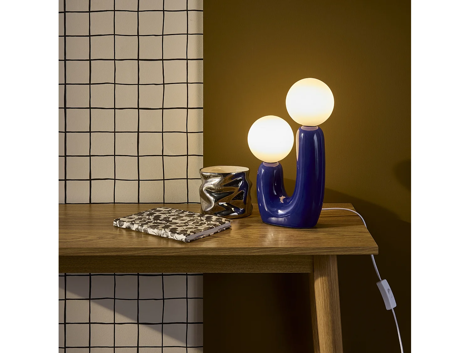 Lámpara de mesa orgánica de cerámica y vidrio azul