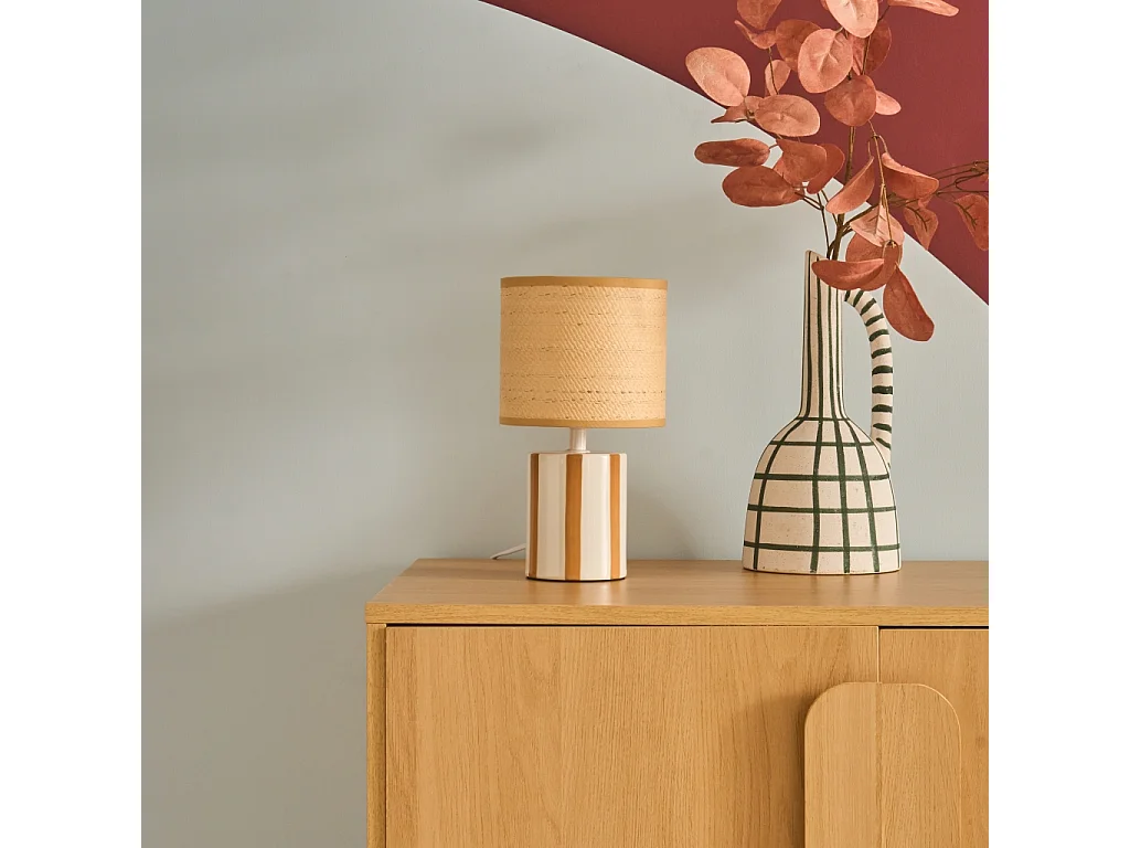 Lámpara de mesa interior cerámica pantalla de efecto de mimbre mostaza