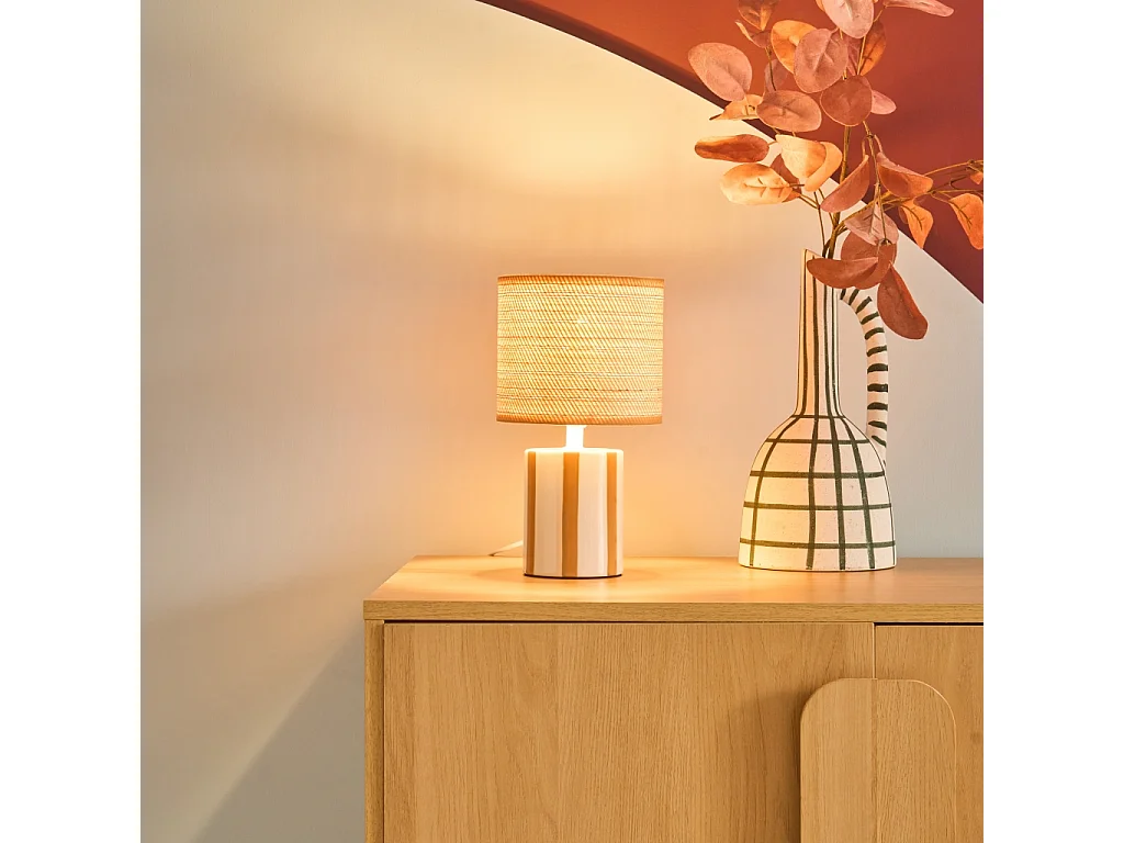 Lámpara de mesa interior cerámica pantalla de efecto de mimbre mostaza