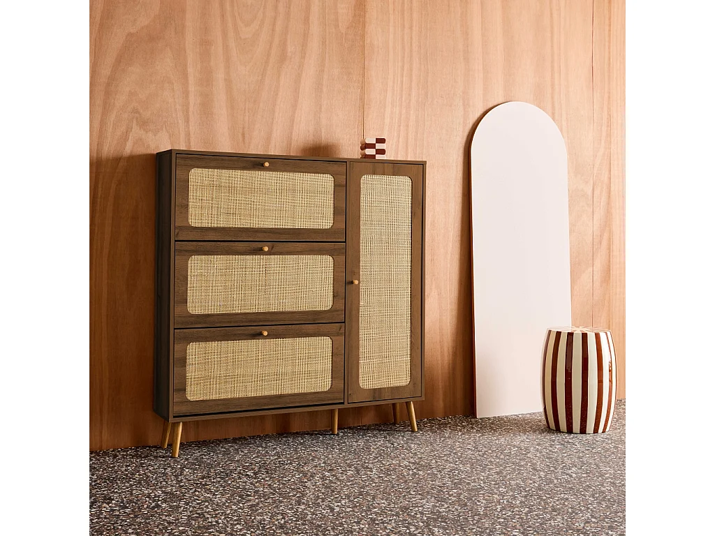 Meuble à chaussure cannage Bohème noyer. 3 abattants. 1 porte. 21 paires. 120 x 24 x 125 cm