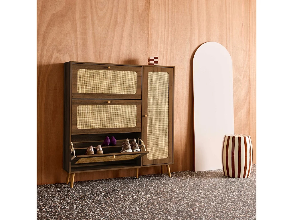 Meuble à chaussure cannage Bohème noyer. 3 abattants. 1 porte. 21 paires. 120 x 24 x 125 cm