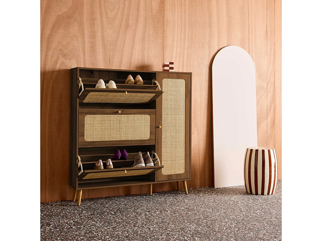 Meuble à chaussure cannage Bohème noyer. 3 abattants. 1 porte. 21 paires. 120 x 24 x 125 cm