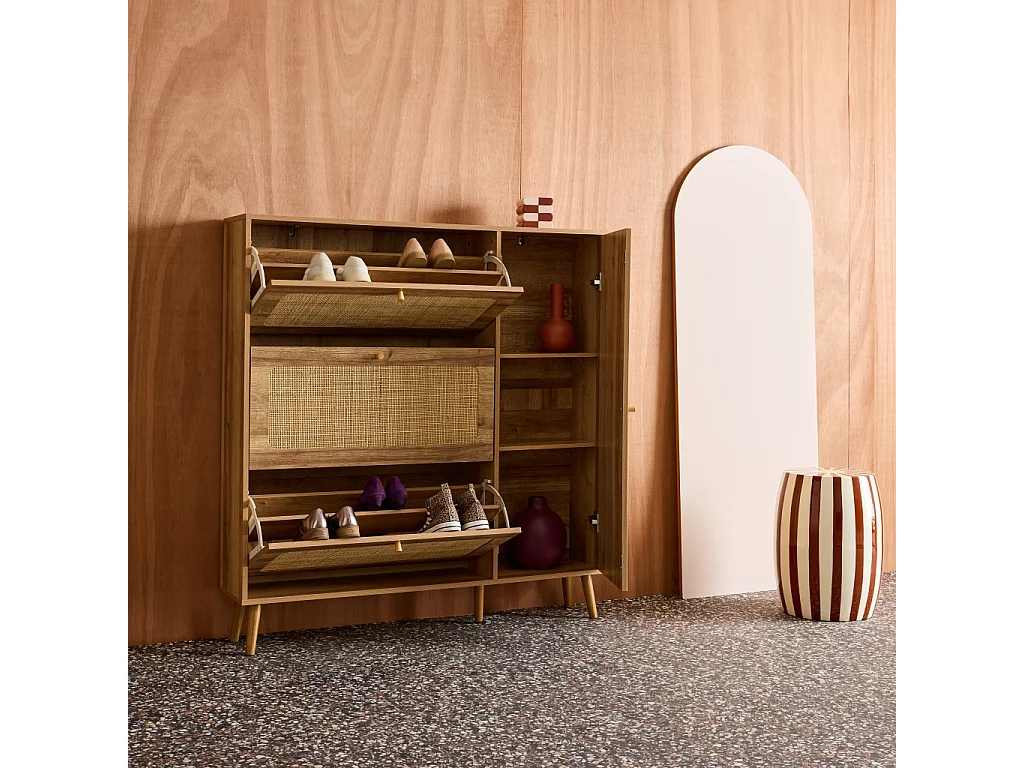 Meuble à chaussure cannage Bohème noyer. 3 abattants. 1 porte. 21 paires. 120 x 24 x 125 cm