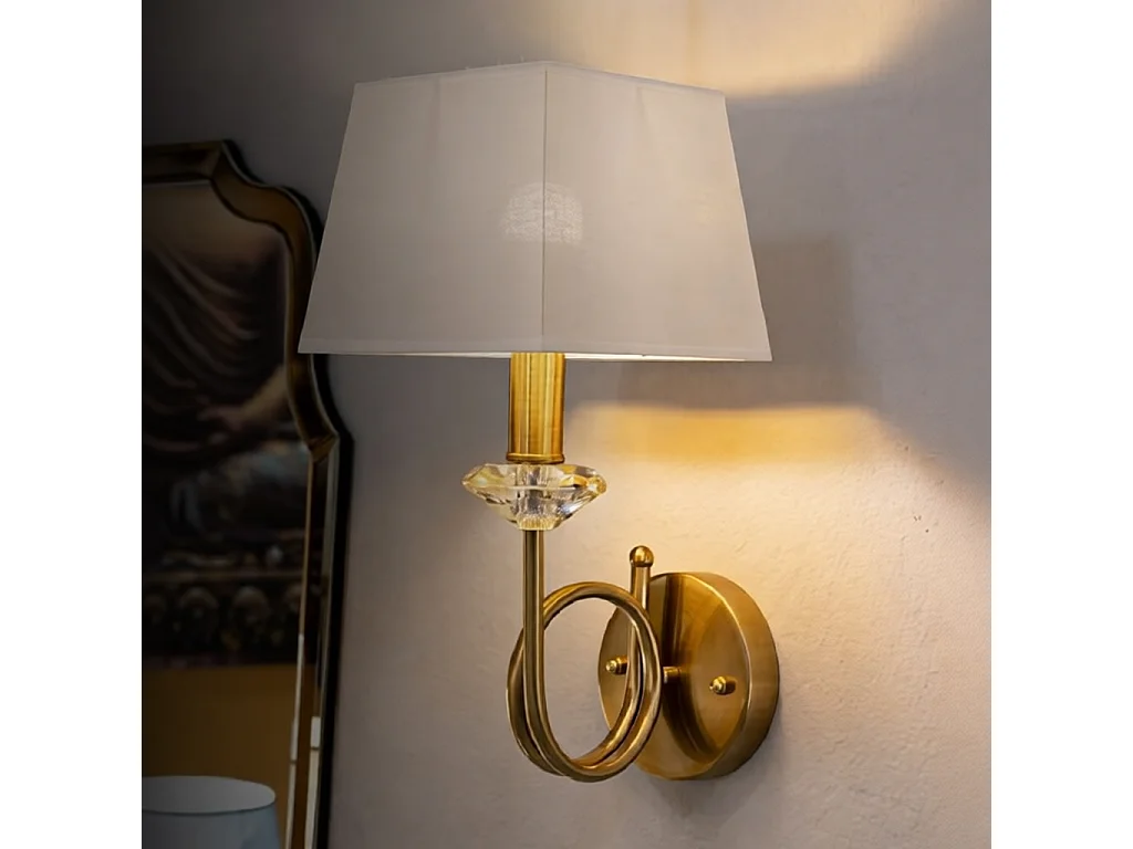 Wandlamp van goudkleurig en wit metaal en stof