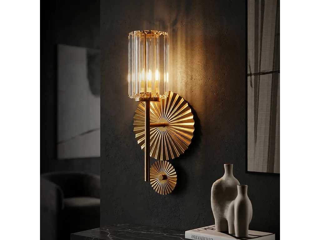 Wandlamp van metaal, goud en transparant glas.