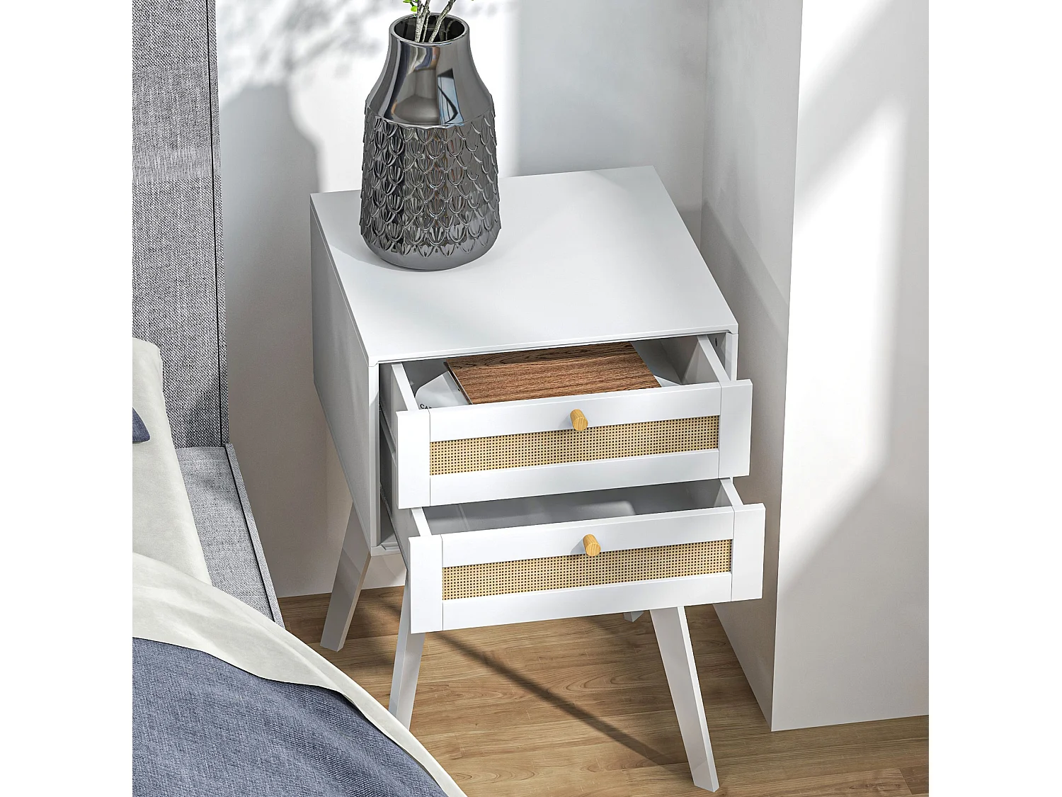 Mesa de Cabeceira Branca Boho com 2 Gavetas e Detalhes em Vime - Perfeita para Quarto e Sala de Estar