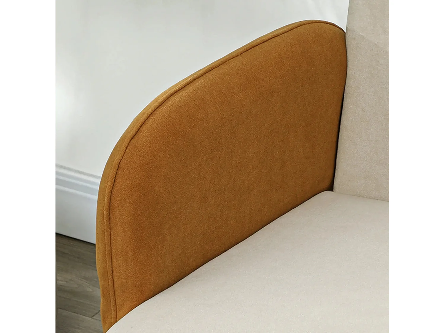 Sofá Fluffy Moderno de 2 Lugares em Veludo Bege e Ocre - Design Elegante e Compacto