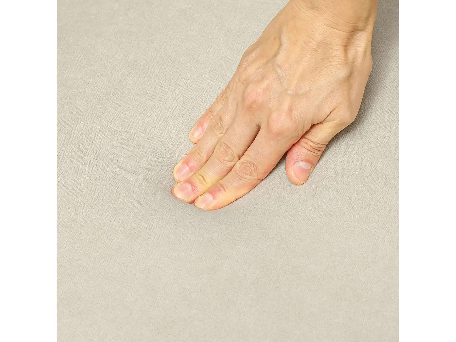 Sofá Fluffy Moderno de 2 Lugares em Veludo Bege e Ocre - Design Elegante e Compacto