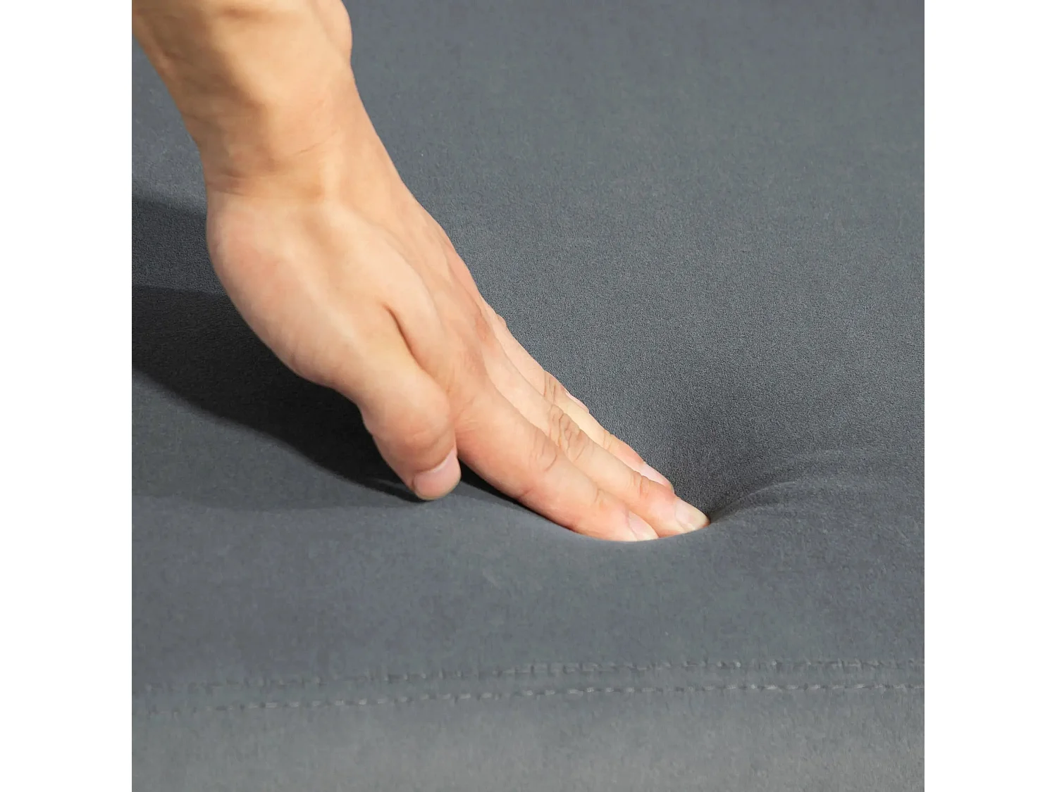 Sofá Elegance de 2 Lugares em Veludo Cinza com Pés Dourados e Almofadas Confortáveis