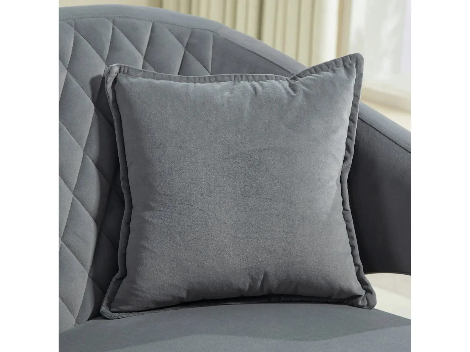 Sofá Elegance de 2 Lugares em Veludo Cinza com Pés Dourados e Almofadas Confortáveis