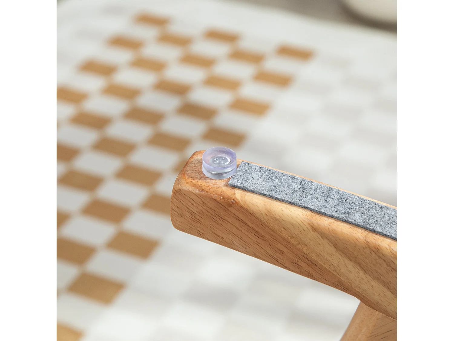 Poltrona Baloiço Estofada em Linho com Design Moderno e Conforto Superior para Sala e Dormitório