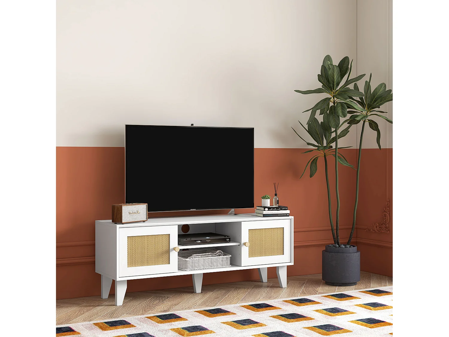 Móvel de TV Branco para Sala de Estar com Estilo Boho e Prateleira Ajustável para TVs de até 55 Polegadas