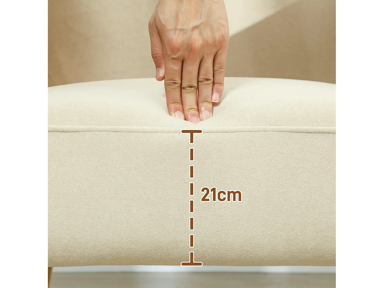 Poltrona Fluffy em Veludo Bege e Ocre - Conforto e Estilo Moderno para Sua Casa