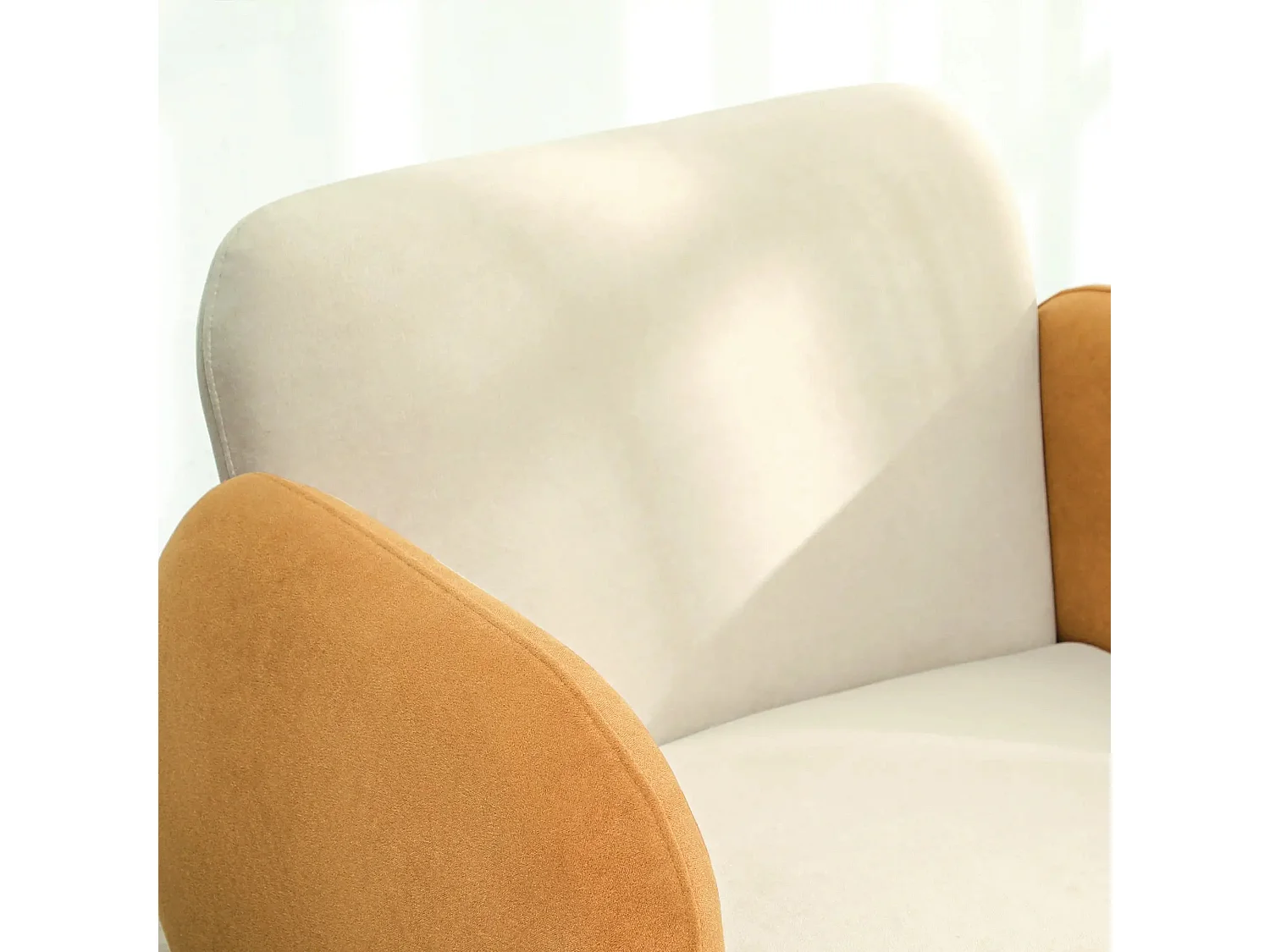 Poltrona Fluffy em Veludo Bege e Ocre - Conforto e Estilo Moderno para Sua Casa