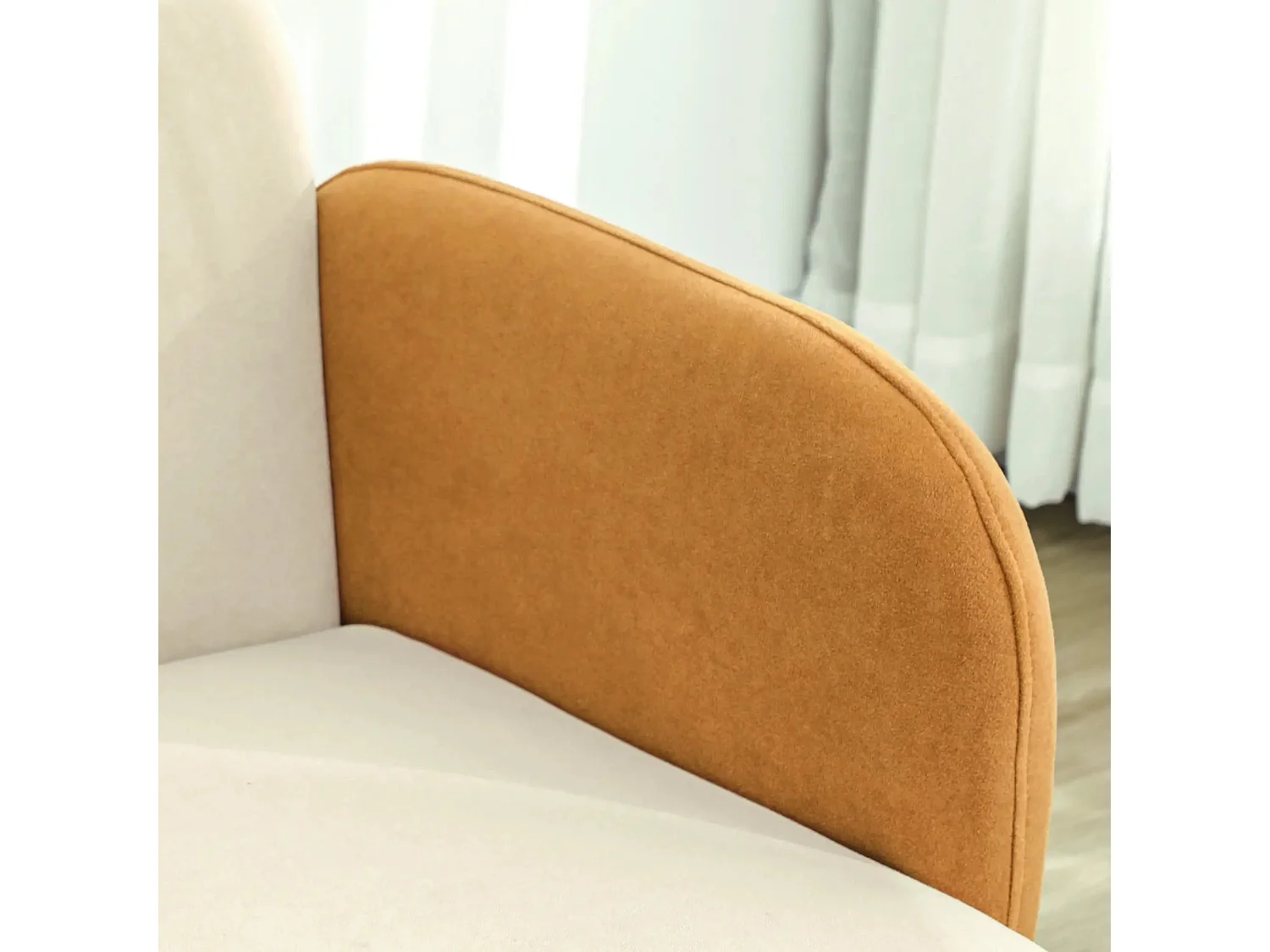 Poltrona Fluffy em Veludo Bege e Ocre - Conforto e Estilo Moderno para Sua Casa