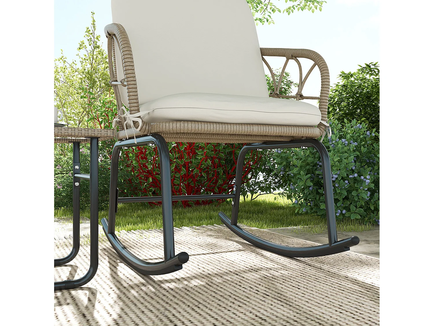 Conjunto de Móveis de Vime para Jardim com 2 Cadeiras de Baloiço e Mesa de Centro Elegante em Creme e Bege