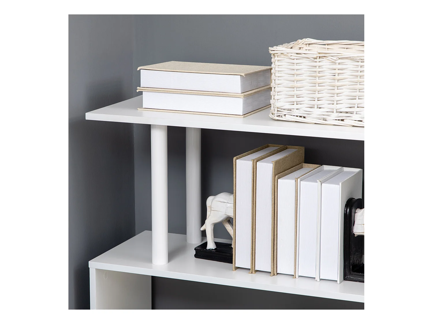 Scrivania angolare in truciolato con ripiano a 4 livelli bianca