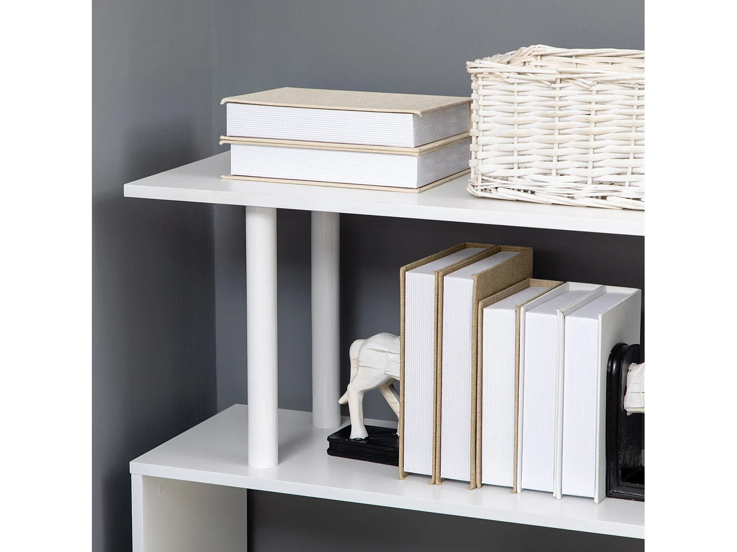 Scrivania angolare in truciolato con ripiano a 4 livelli bianca