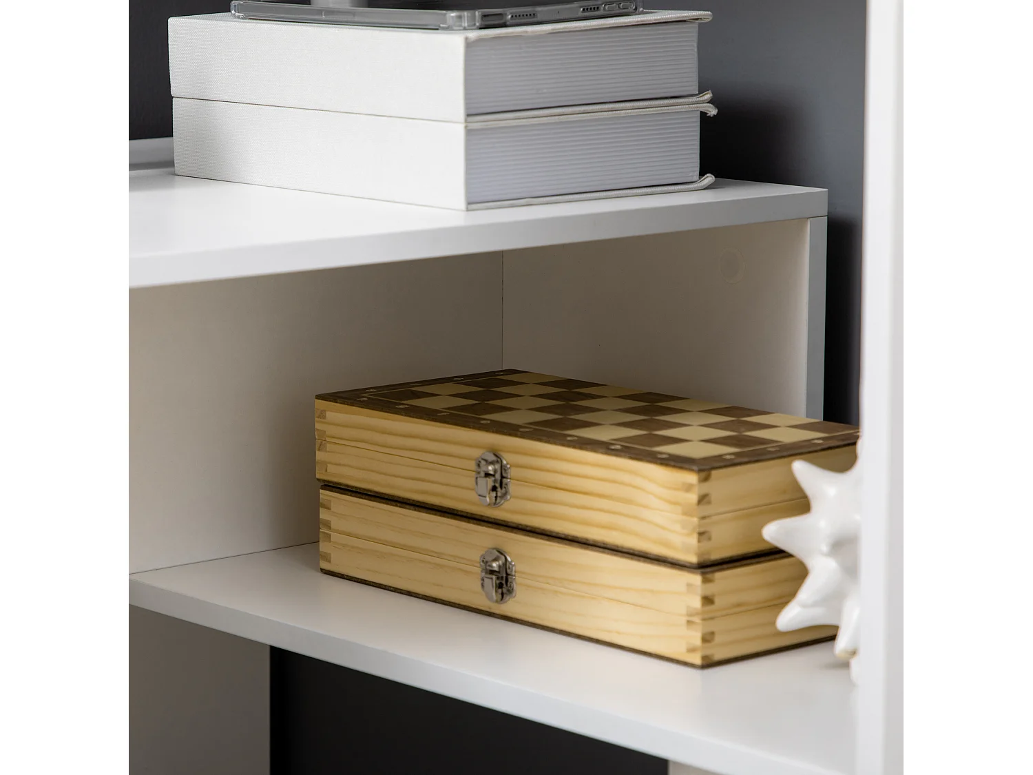 Scrivania angolare in truciolato con ripiano a 4 livelli bianca