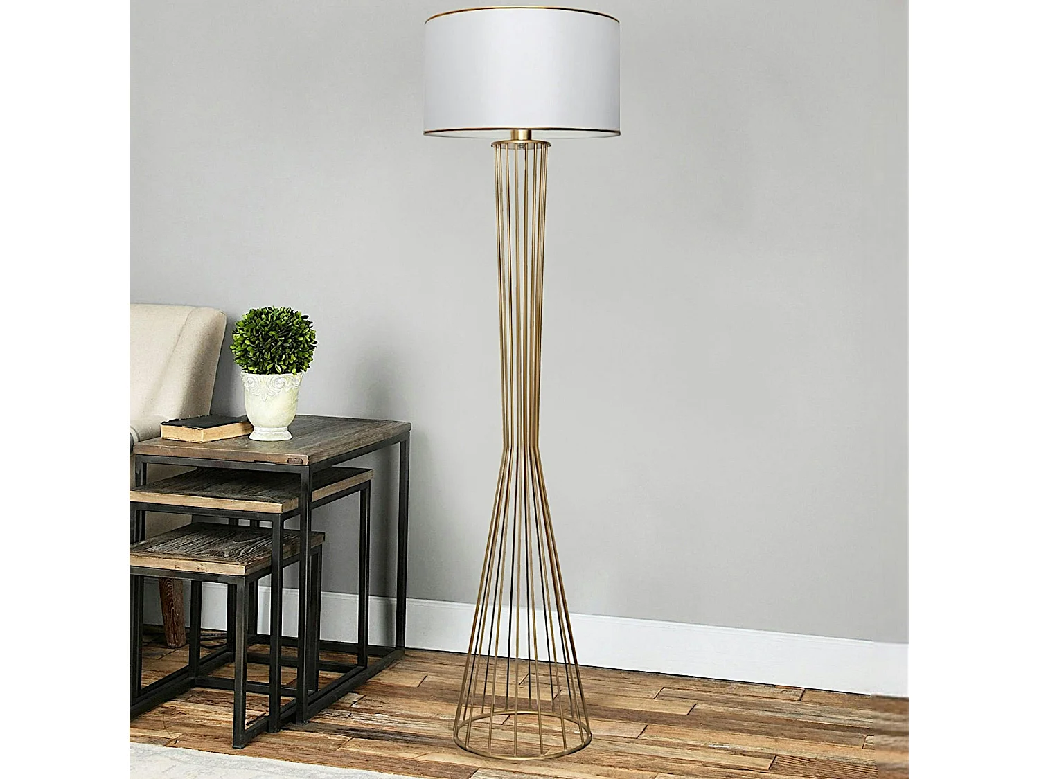 Lampadaire salon moderne doré avec abat-jour blanc SINOP