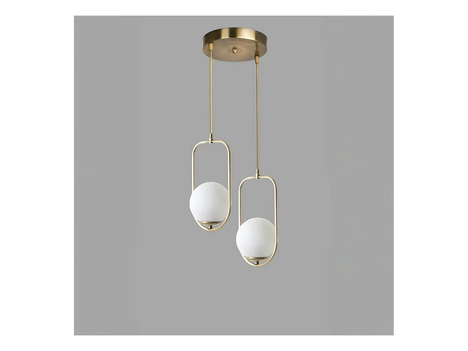 Suspension design dorée 2 globes blancs sur cadres SIERRE
