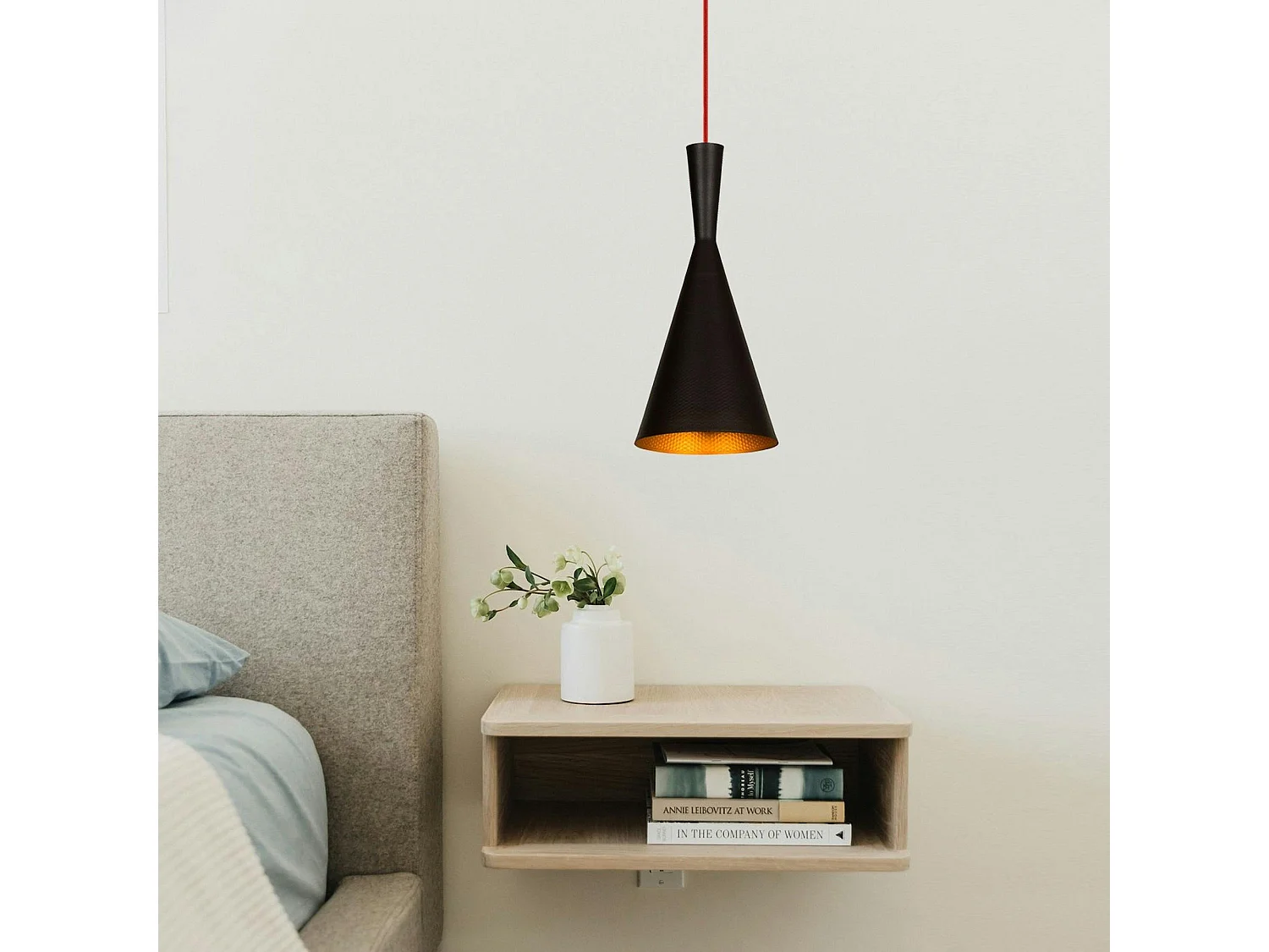 Lampe de chevet suspendue noire mat câble rouge, forme cône SILE