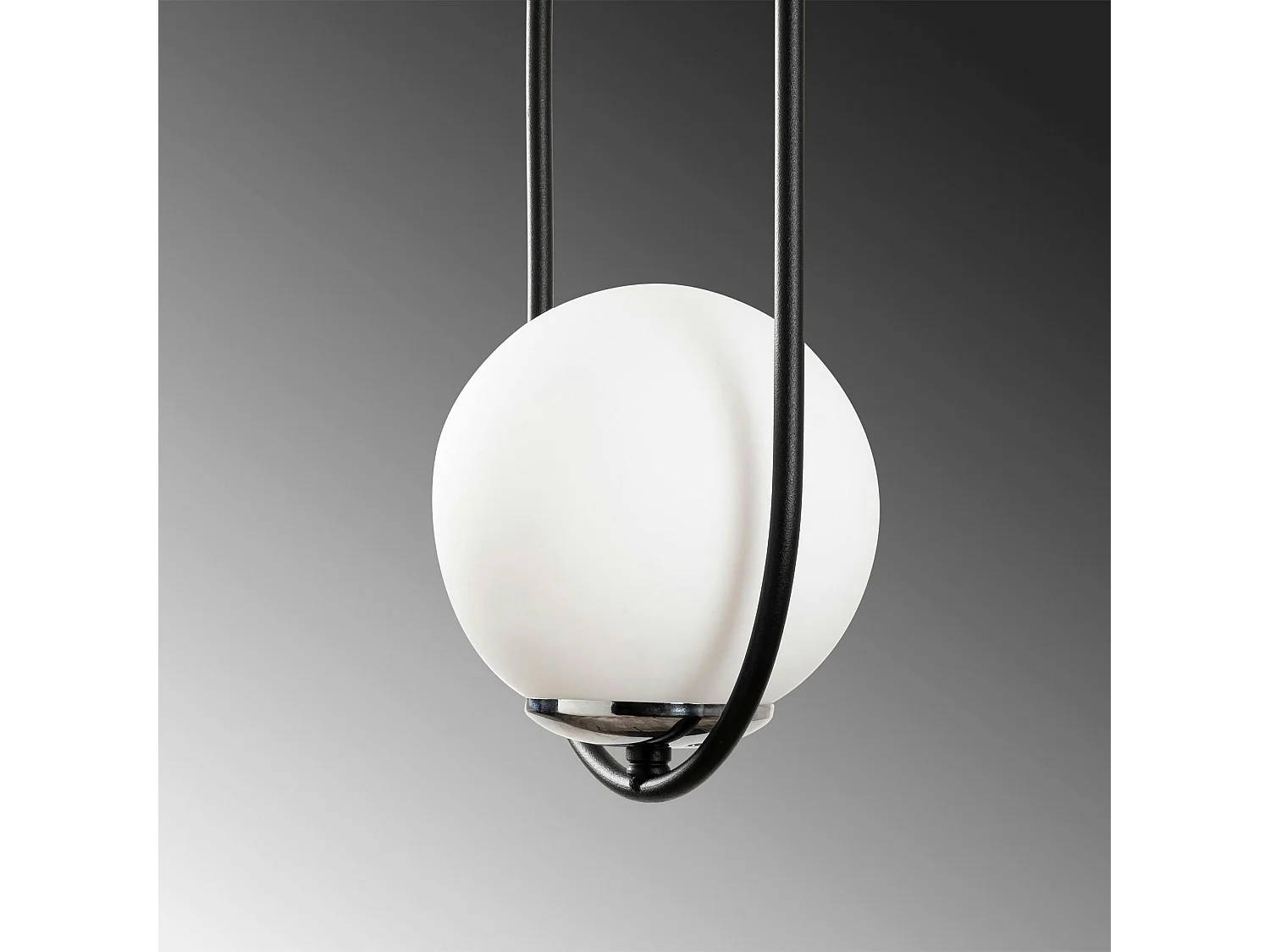 Suspension design métal noir ovale avec globe blanc AVANOS