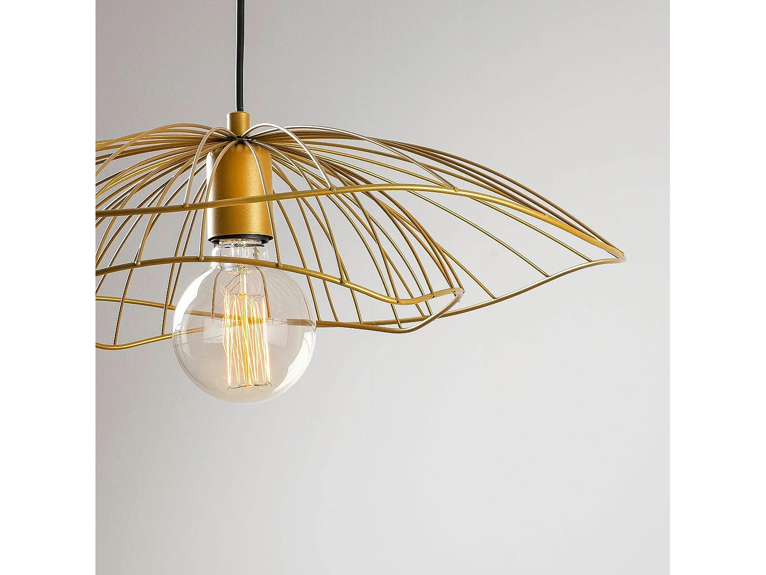 Suspension design métal doré filaire forme fleur SINOP