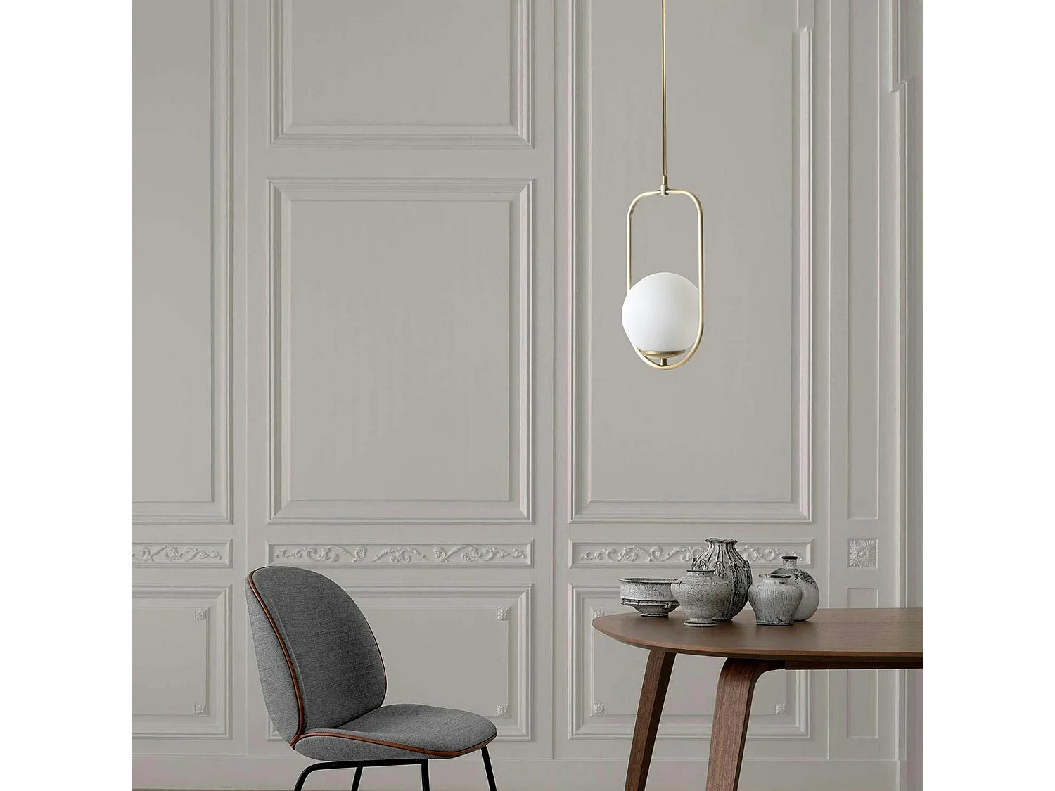 Suspension design dorée 1 globe verre dépoli sur cadre SIERRE