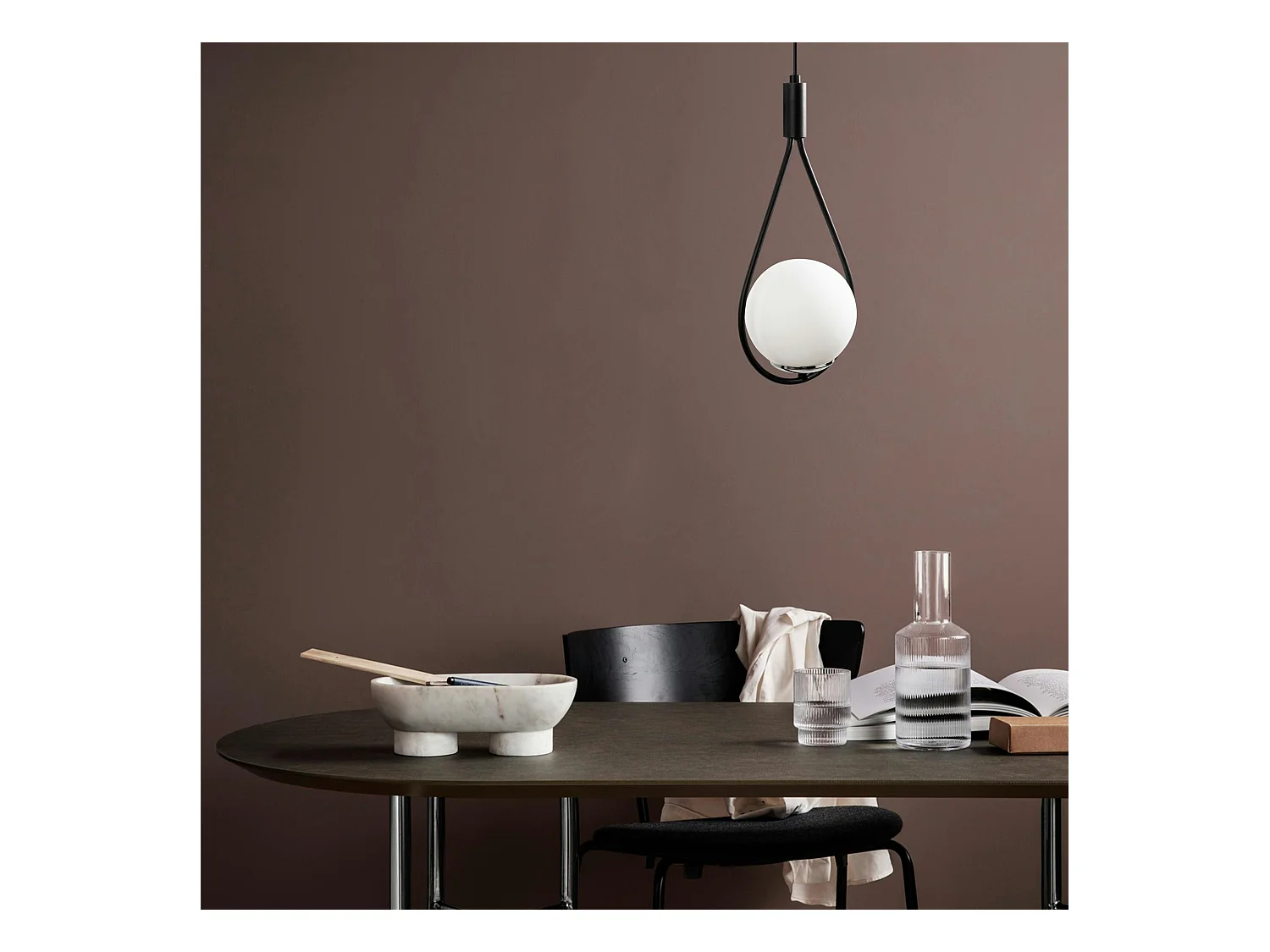 Suspension design noire forme goutte et globe blanc AVANOS