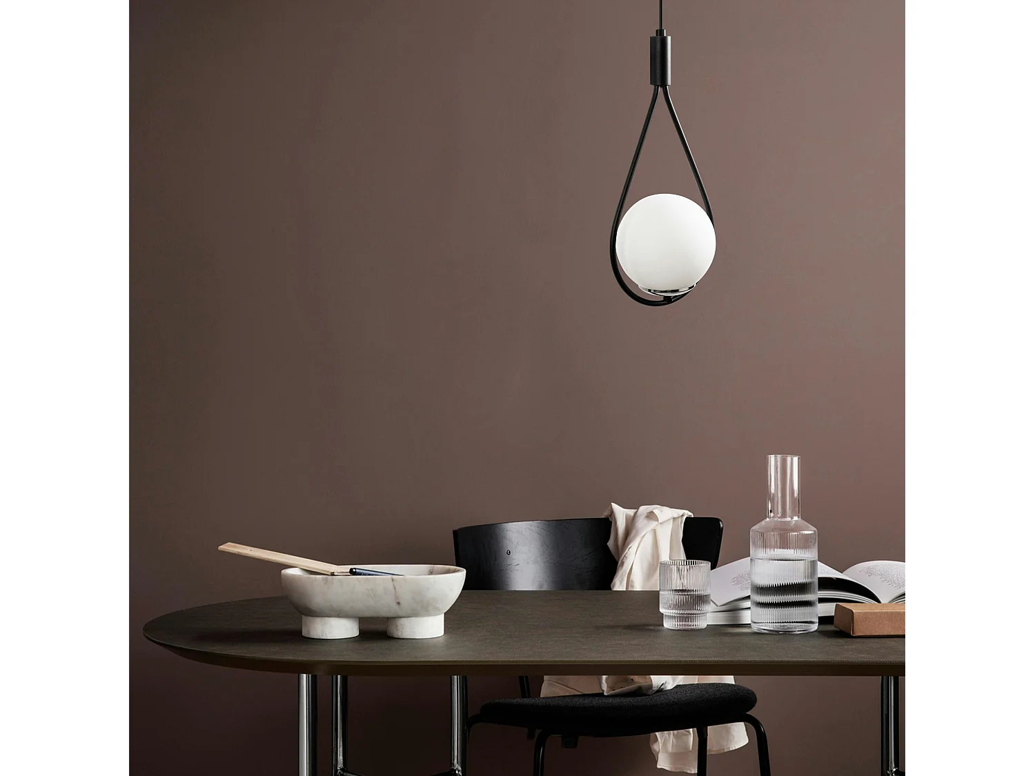 Suspension design noire forme goutte et globe blanc AVANOS