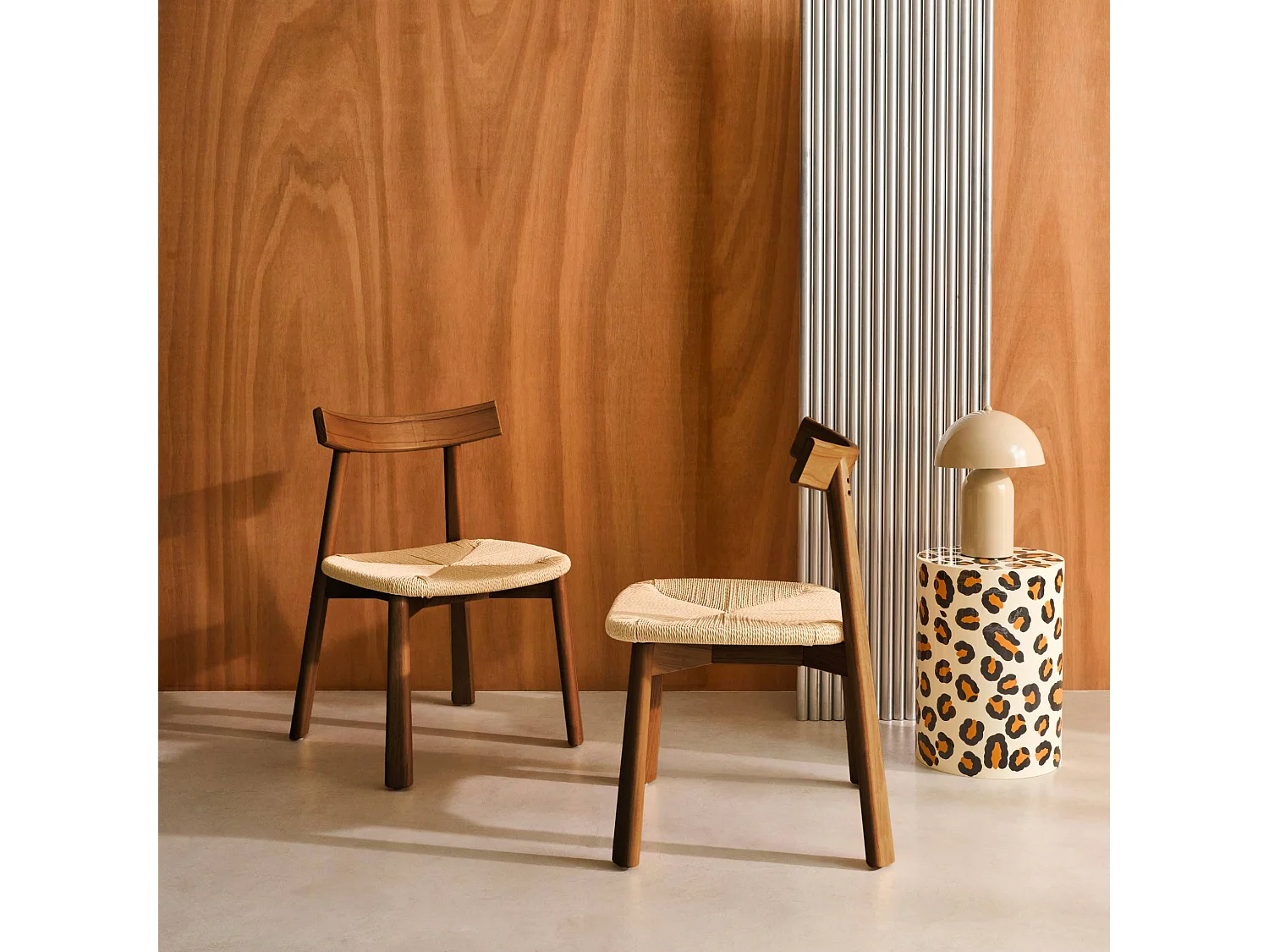 Lot de 2 chaises scandinaves en bois d'hévéa effet noyer et assise en corde beige