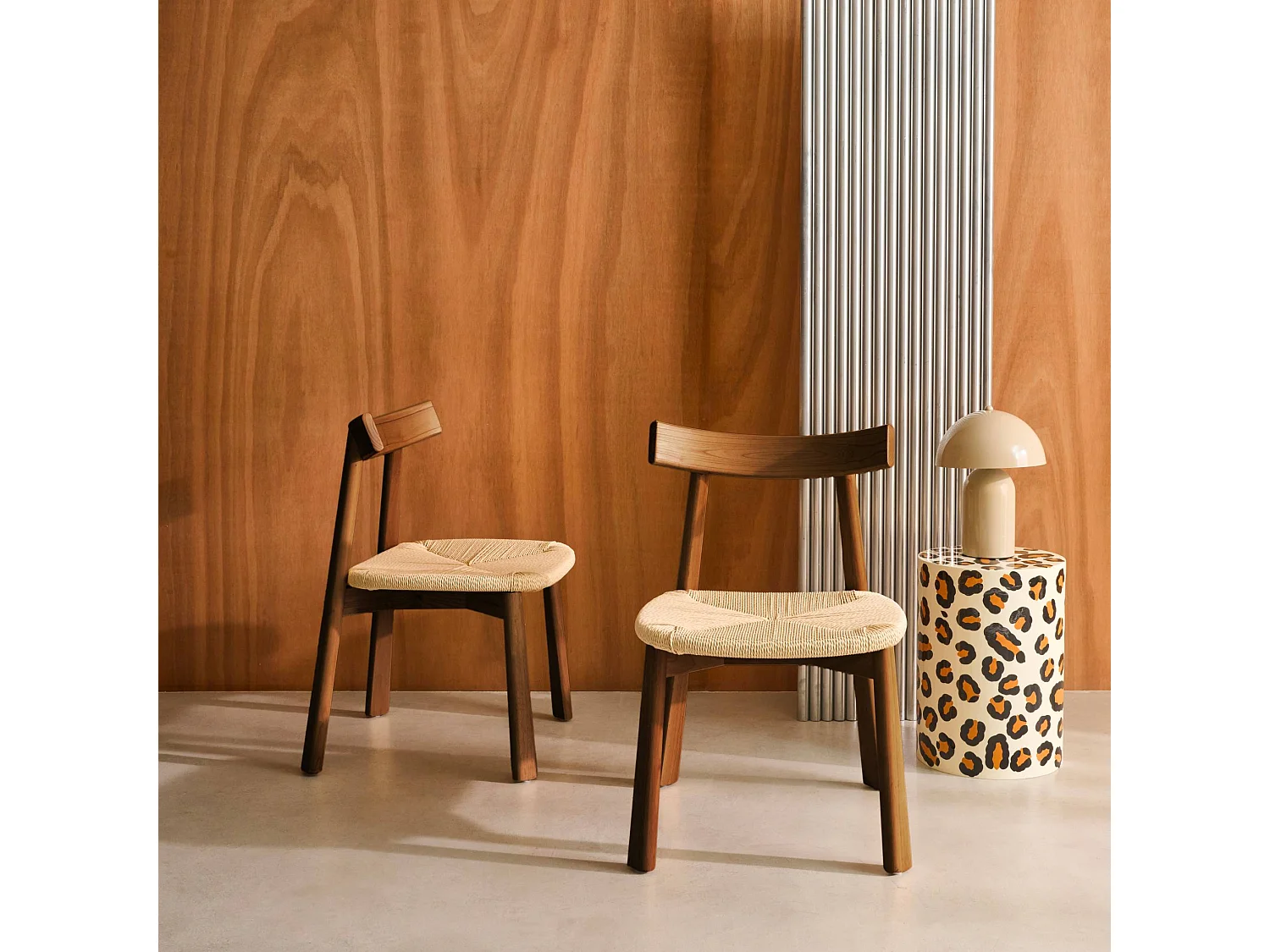 Lot de 2 chaises scandinaves en bois d'hévéa effet noyer et assise en corde beige