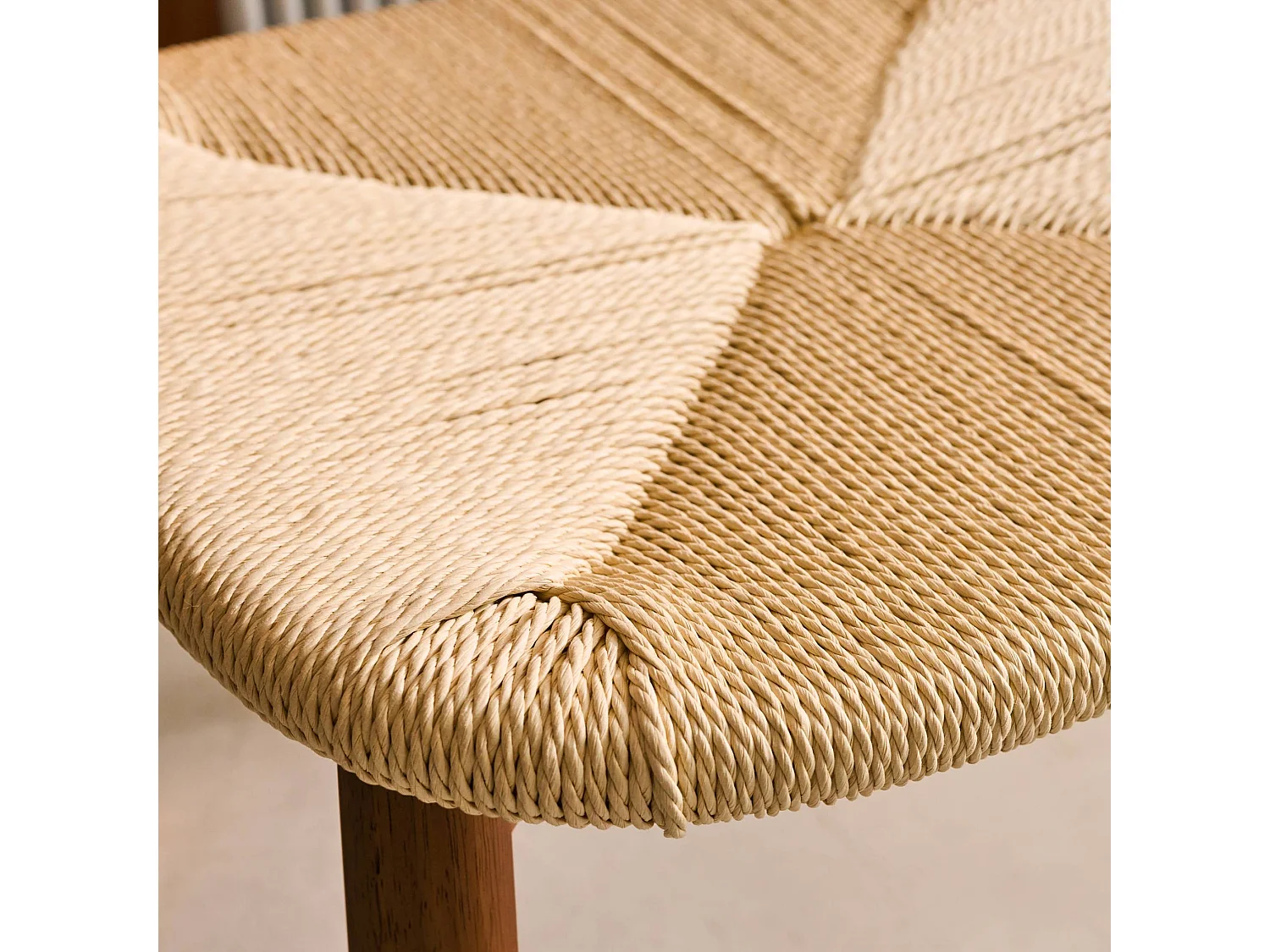 Lot de 2 chaises scandinaves en bois d'hévéa effet noyer et assise en corde beige