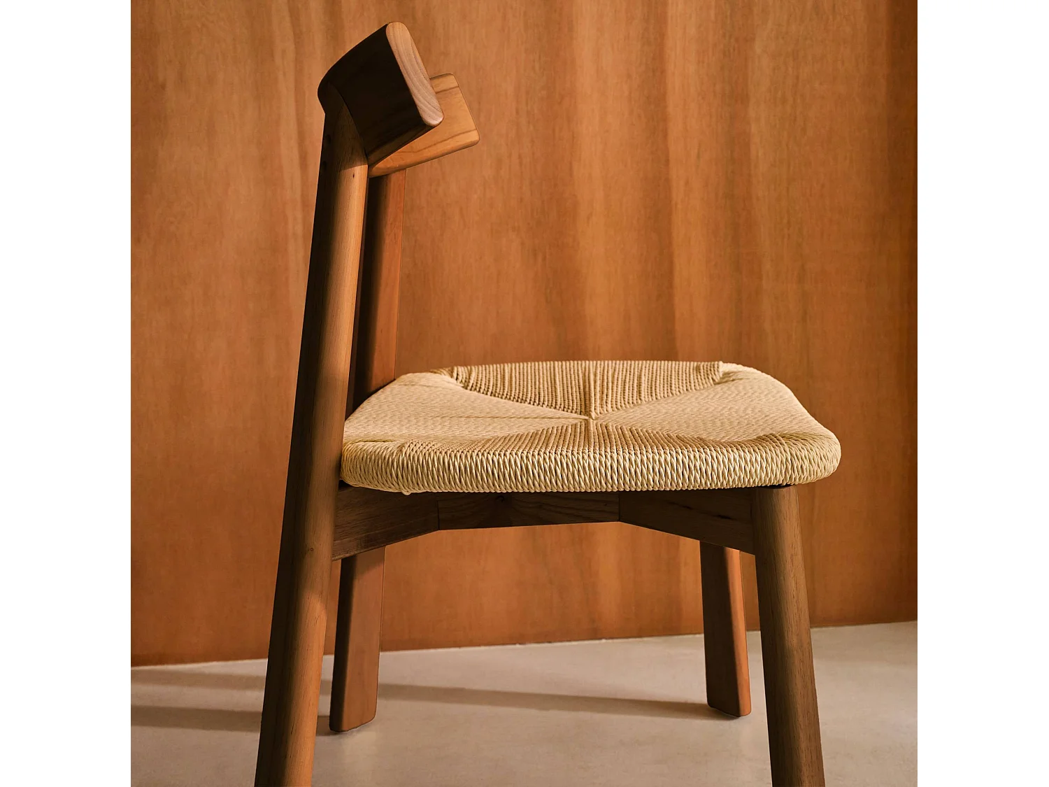 Lot de 2 chaises scandinaves en bois d'hévéa effet noyer et assise en corde beige