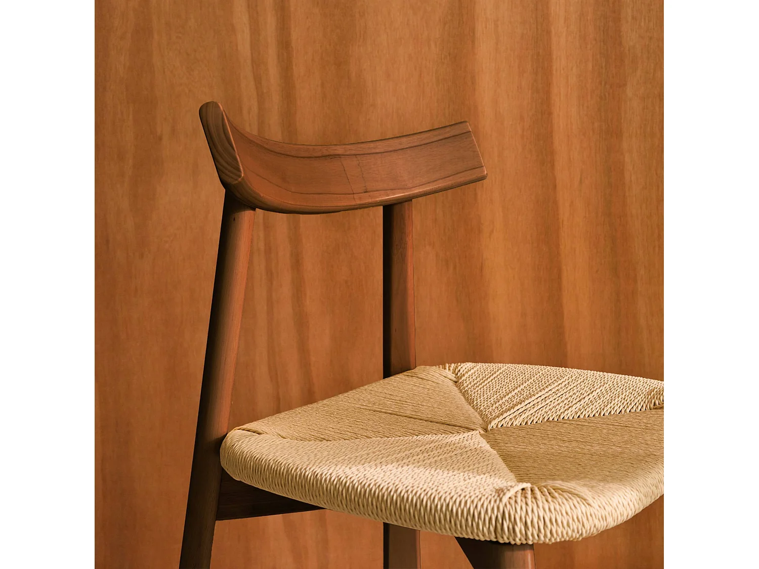 Lot de 2 chaises scandinaves en bois d'hévéa effet noyer et assise en corde beige