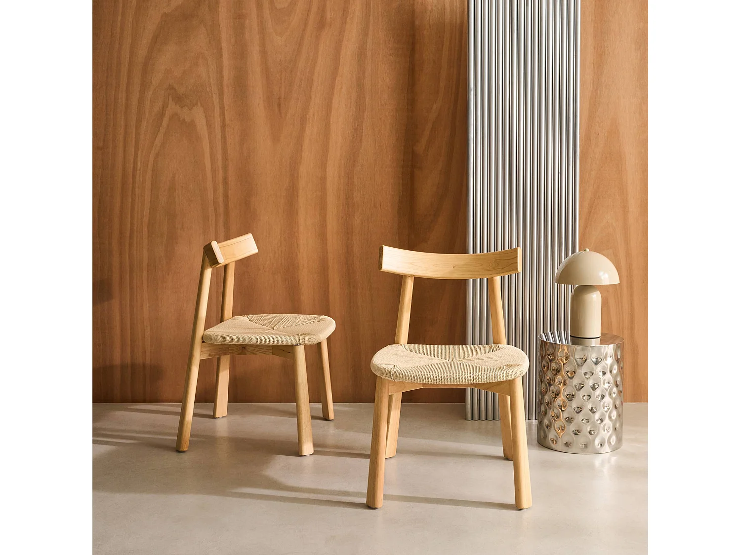 Lot de 2 chaises scandinaves en bois d'hévéa naturel et assise en corde beige