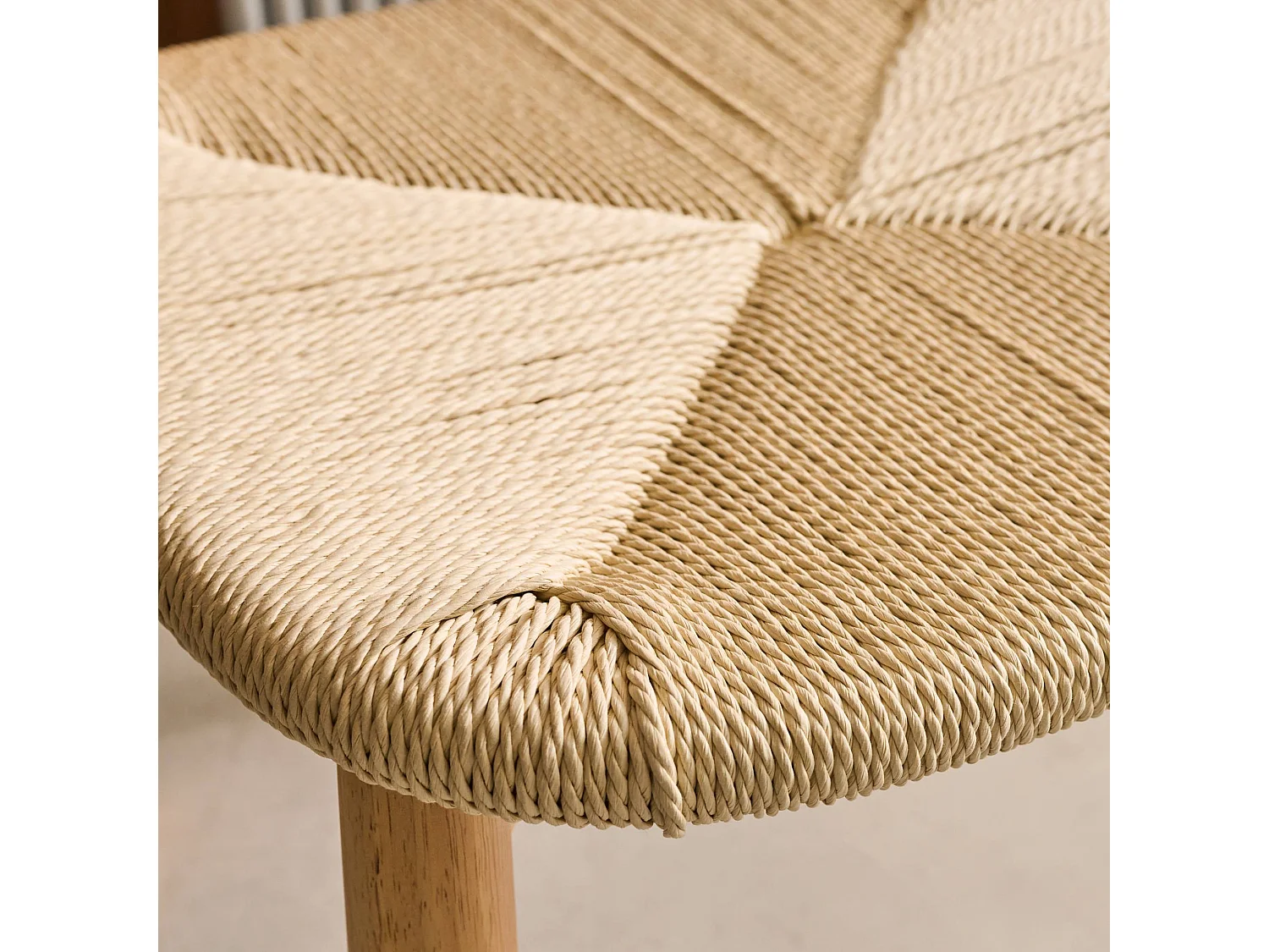 Lot de 2 chaises scandinaves en bois d'hévéa naturel et assise en corde beige