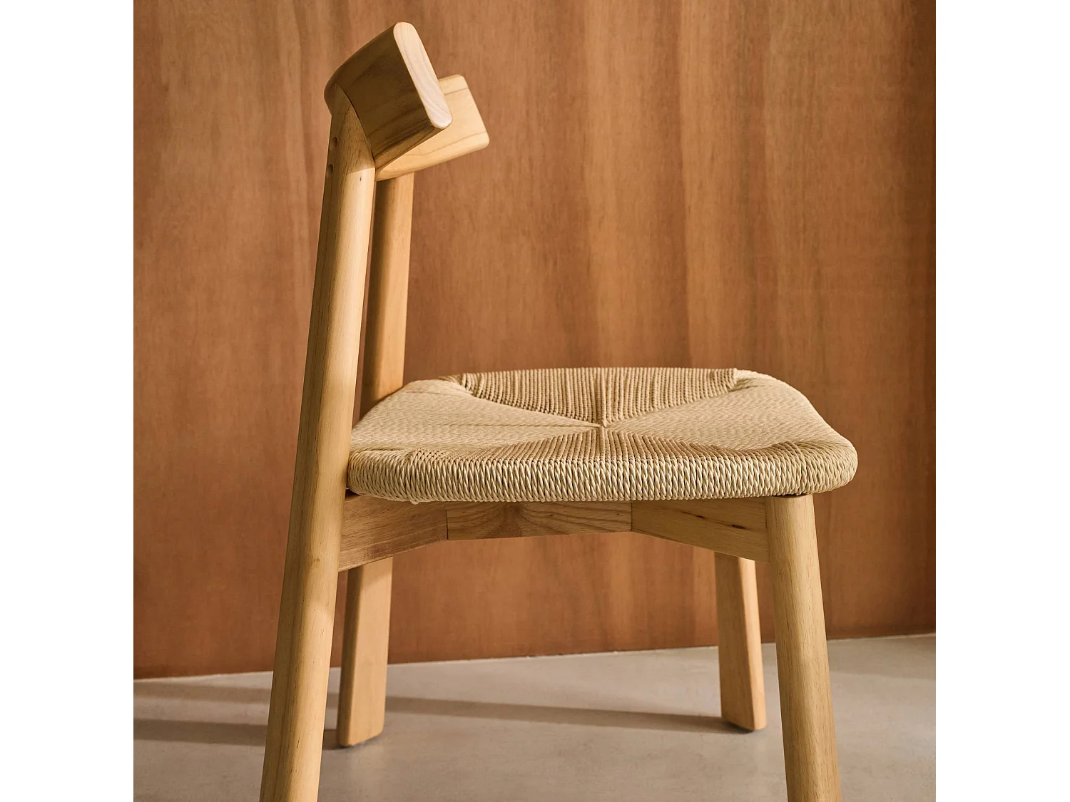 Lot de 2 chaises scandinaves en bois d'hévéa naturel et assise en corde beige